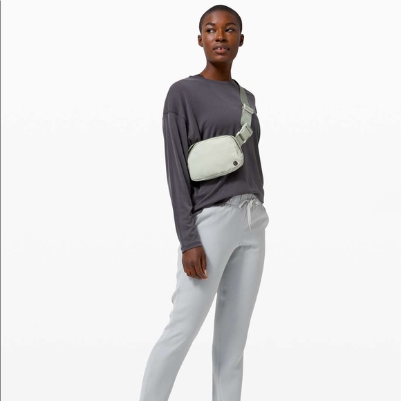 NWT Lululemon Everywhere Crossbody Bag in Silver - Picture 3 of 4